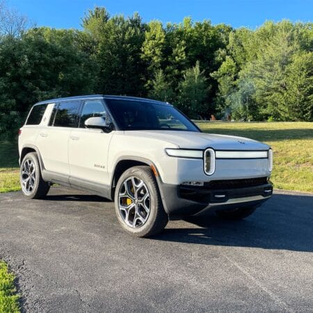 220705112819-embargoed-01-rivian-r1s-suv-review